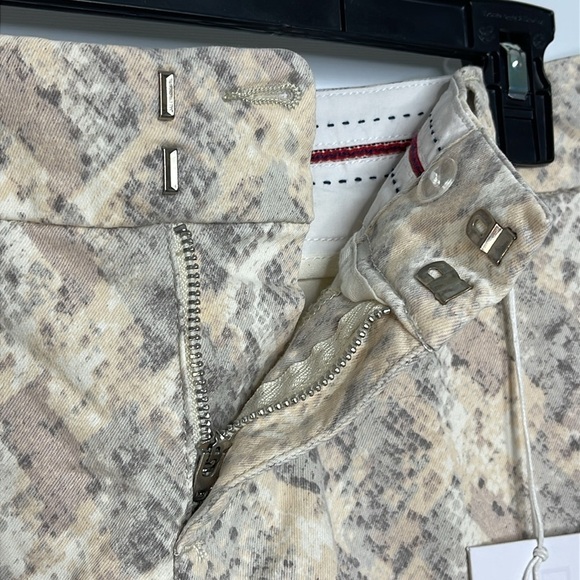 Dear John Denim Women’s Hampton Comfort Short In Thistle Snake Sz 31 NWT - Picture 5 of 13